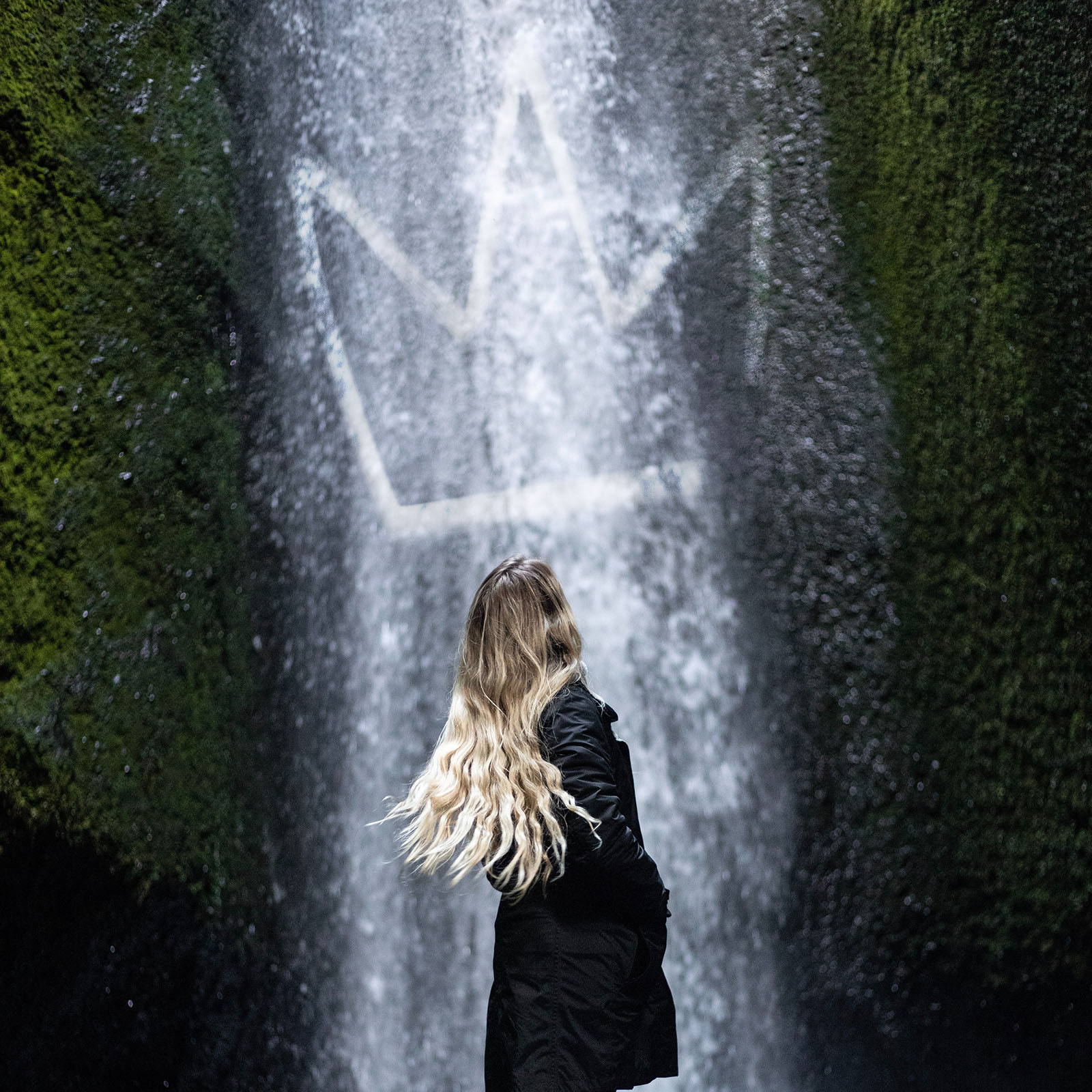 Coaching für Frauen Christine Wiechert – Frau vor Wasserfall