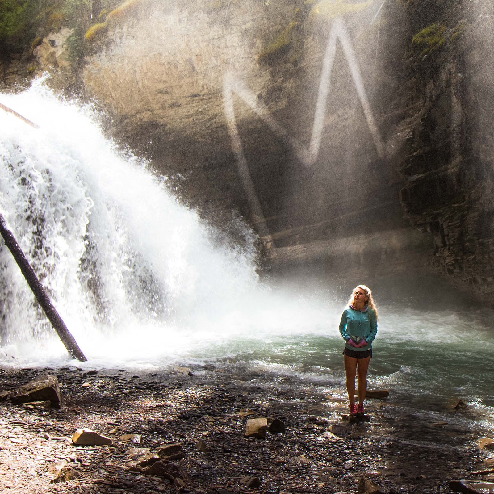 Coaching für hochsensible Frauen Christine Wiechert – Frau vor Wasserfall